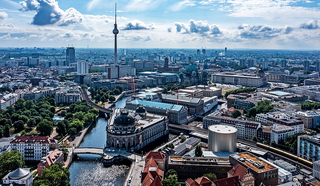 1024px-Museumsinsel_Berlin_Juli_2021_1_(cropped)_b 1024px Museumsinsel Berlin Juli 2021 1 cropped b