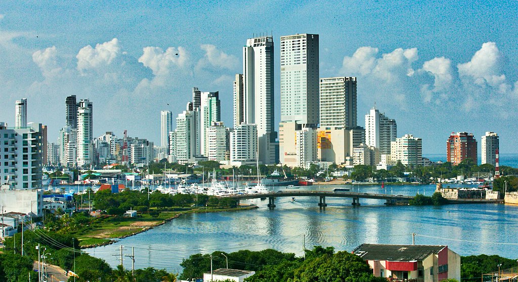 Viajar no Inverno: 10 Destinos Internacionais de Clima Ameno 3 1024px Cartagena skyline 26141851828