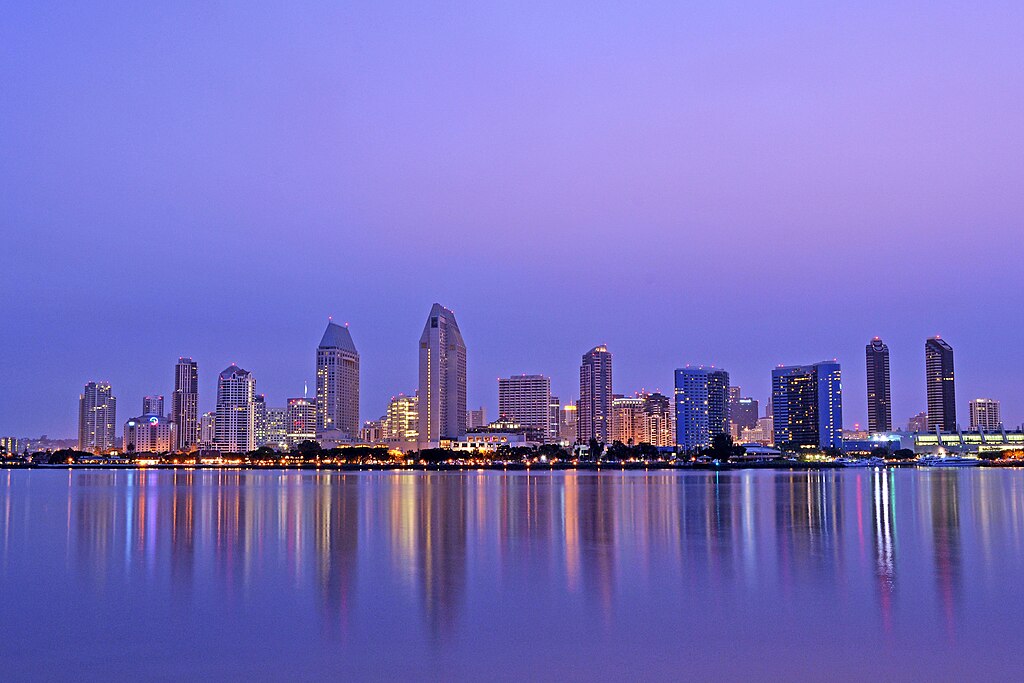 Viajar no Inverno: 10 Destinos Internacionais de Clima Ameno 8 1024px San Diego Skyline at Dawn